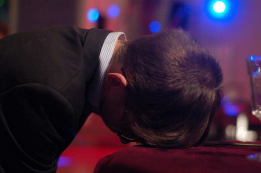 Tohtori Triletskiä (Joni Alanko) nukuttaa. Kuva: Esa Reinikainen.