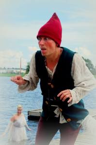 Santeri (Lasse Forsgrén) ja Vellamo (Tiina Naumanen). Kuva: Jouni Ojutkangas.