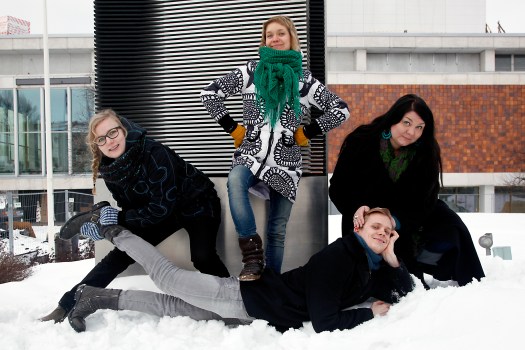 Teatteri Neljännen Soiton väki: Riikkamaria Korhonen, Anni Marin, Tiina Paakko ja Janne Puustinen. Kuva: Maija Voutilainen.